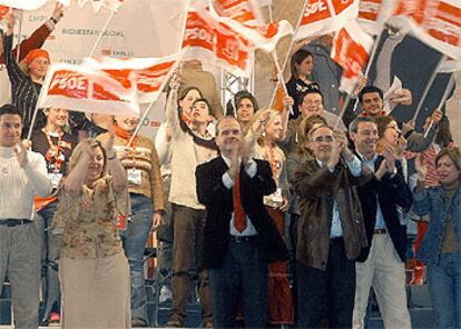 Manuel Chaves y Javier Torres Vela (en el centro) aplauden al final del mitin en Armilla.