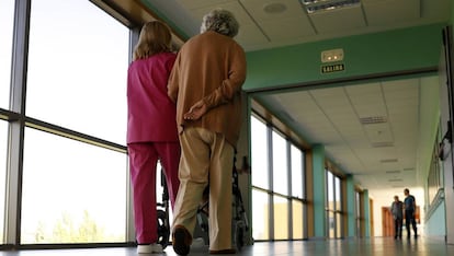 Una sanitaria acompaña a una paciente en el Centro de Referencia Estatal de Alzhéimer y otras Demencias de Salamanca.