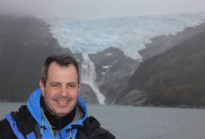 José Miguel Viñas, con un glaciar patagónico al fondo, durante la travesía del 'Hespérides'.