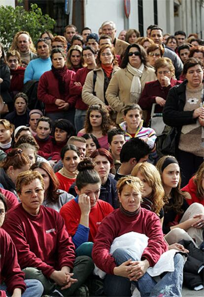 Concentración convocada ayer en protesta por el asesinato de Inmaculada Marfil en Vélez-Málaga.