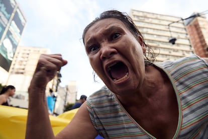 Una manifestante grita en el centro de Caracas.