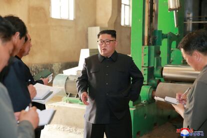 El líder norcoreano Kim Jong Un visita una fábrica en Sinuiju, Corea del Norte.