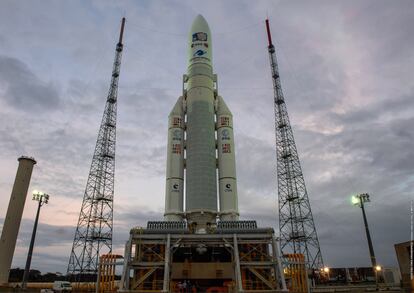 El coehete Ariane 5 de la misión 'Juice' en la plataforma de lanzamiento de Kourou (Guayana Francesa).