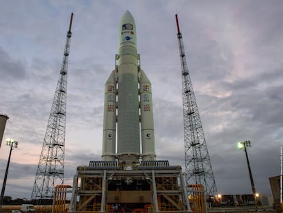 El coehete Ariane 5 de la misión 'Juice' en la plataforma de lanzamiento de Kourou (Guayana Francesa).