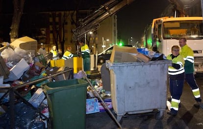 Comienza la recogida de basura en Parla tras la huelga.