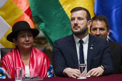 El comisario europeo de Medio Ambiente, Océanos y Pesca, Virginijus Sinkevicius, con la ministra de Relaciones Exteriores de Bolivia, Celinda Sosa, este lunes.