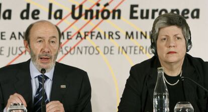 El ministro del Interior, Alfredo Pérez Rubalcaba, y la secretaria de Seguridad Nacional de los Estados Unidos, Janet Napolitano