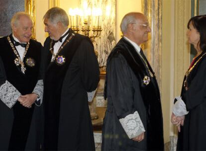 Conde-Pumpido (segundo por la izquierda) y la presidenta del Constitucional (a la derecha) conversan con otros magistrados del Supremo.