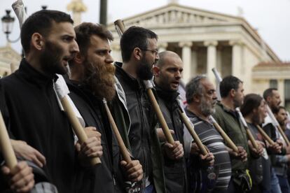 Manifestantes cantan eslóganes durante la huelga general en Atenas.