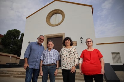 Jose Manuel Pose, hijo de uno de los desaparecidos; José Manga, único superviviente vivo del naufragio; la alcaldesa de Sanlúcar, Carmen Álvarez y la mujer de Manga, Rosario Pérez, este pasado miércoles en Sanlúcar.