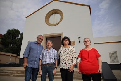 Jose Manuel Pose, hijo de uno de los desaparecidos; José Manga, único superviviente vivo del naufragio; la alcaldesa de Sanlúcar, Carmen Álvarez y la mujer de Manga, Rosario Pérez, este pasado miércoles en Sanlúcar. 