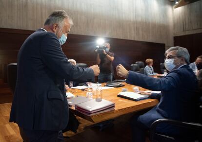 El presidente de Canarias, Ángel Víctor Torres (de pie), saluda al vicepresidente, Román Rodríguez, durante el Consejo de Gobierno, el jueves en Tenerife.