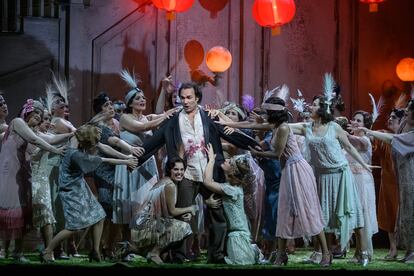 El tenor Nikolai Schukoff junto a solistas e integrantes del Coro del Gran Teatro del Liceo durante el segundo acto de ‘Parsifal’, el jueves en Barcelona.