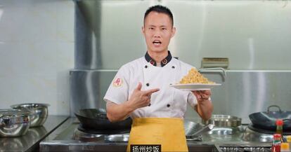 El cocinero chino Wang Gang muestra un plato de arroz.
