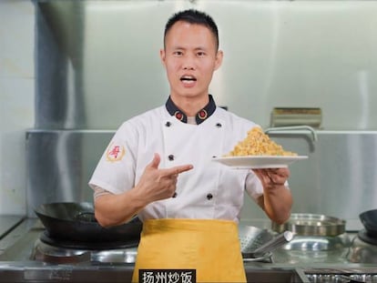 El cocinero chino Wang Gang muestra un plato de arroz. 