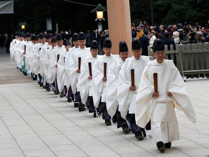 Sacerdotes xintoístas caminham em fila para assistir um ritual para marcar o começo do próximo de 2018 no Santuário Meiji, em Tóquio (Japão), no dia 31 de dezembro de 2017.