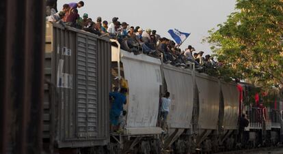 Migrantes centroamericanos viajan en un tren hacia la frontera entre México y Estados Unidos, en Ixtepec, estado de Oaxaca (México).