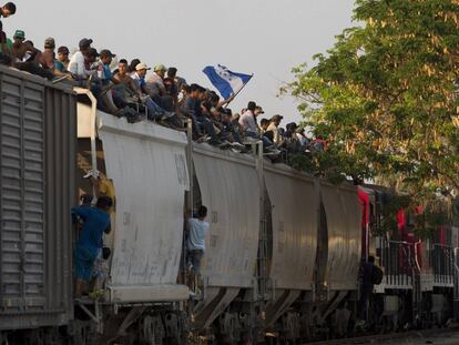 Migrantes centroamericanos viajan en un tren hacia la frontera entre México y Estados Unidos, en Ixtepec, estado de Oaxaca (México).