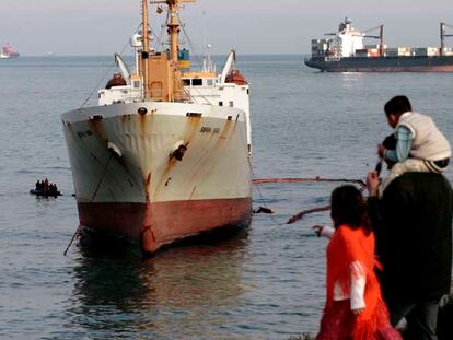 El <i>Sierra Nava</i> (en primer plano), encallado frente a la costa de Algeciras.