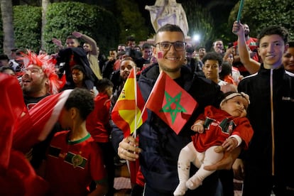 Un aficionado marroquí, con la bandera de España y de Marruecos en la plaza de Crevillente, Alicante.