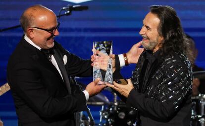 El Buki recibe el premio de parte de Manuel Abud, CEO de la Academia Latina de la Grabación.