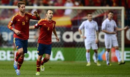 Iniesta celebra con Ramos el gol del madridista ante Francia.