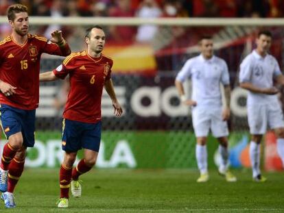 Iniesta celebra con Ramos el gol del madridista ante Francia.