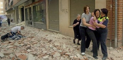 Varias personas afectadas por el terremoto de Lorca, en 2011.
