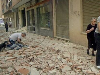 Varias personas afectadas por el terremoto de Lorca, en 2011.