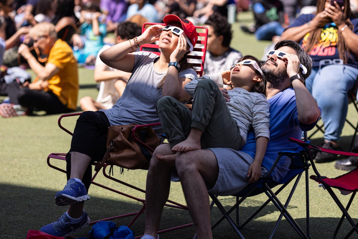 Las campanadas del eclipse: el ritual que hay que seguir durante el minuto aproximado que dura la totalidad