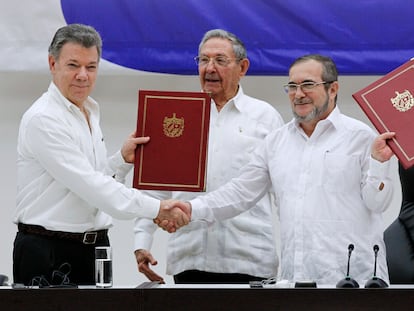 Juan Manuel Santos y Timoleón Jimenez 'Timonchenko' se dan la mano se dan la mano durante la ceremonia para firmar el alto al fuego, el 23 de junio de 2016, en La Habana.