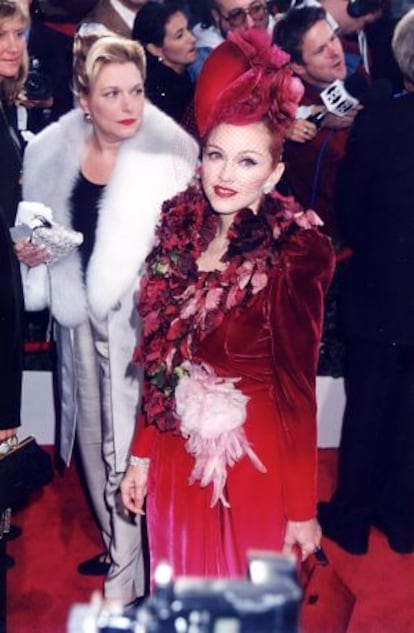 Madonna y Liz Rosenberg, en el estreno de 'Evita'.