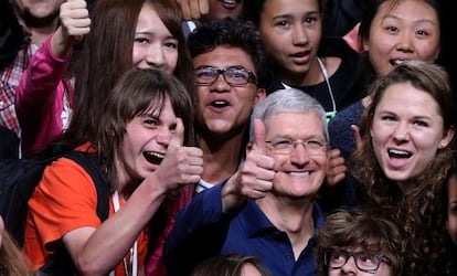 O CEO da Apple Tim Cook, rodeado de estudantes.