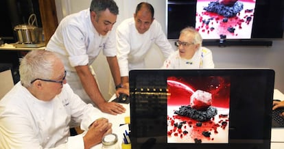 Juan Mar&iacute;a Arzak, junto a su equipo, en el laboratorio gastron&oacute;mico de su restaurante