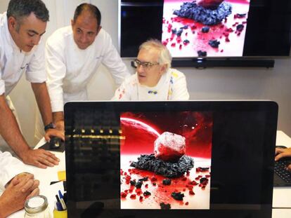 Juan Mar&iacute;a Arzak, junto a su equipo, en el laboratorio gastron&oacute;mico de su restaurante