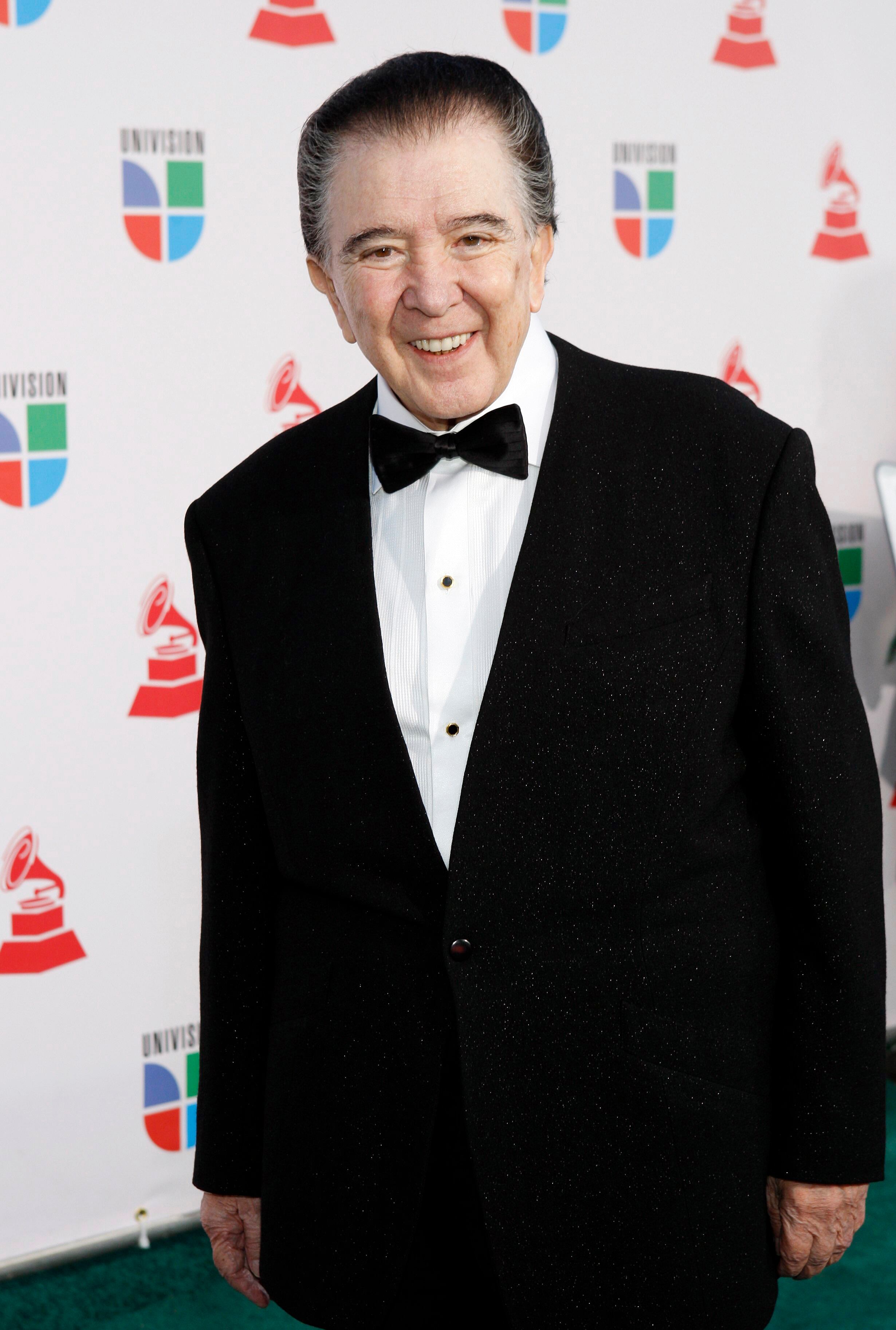 El compositor mexicano Roberto Cantoral García posa en la 10ª Edición de los Grammy Latinos el 5 de noviembre de 2009. 