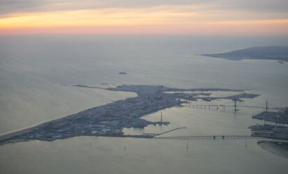 Vista aérea del nuevo puente de Cádiz. A la derecha, el segundo puente durante la obra en el mes de mayo.