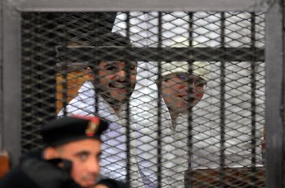 Ahmed Duma (izquierda) y Ahmed Maher, este domingo ante el tribunal.