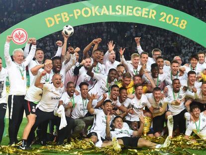 Los jugadores del Eintracht celebran con la copa.