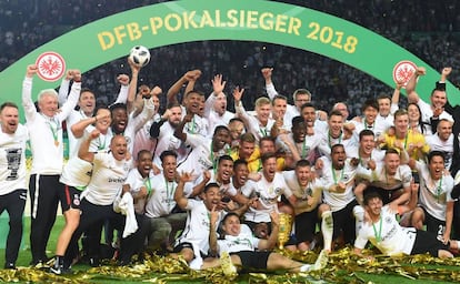 Los jugadores del Eintracht celebran con la copa.