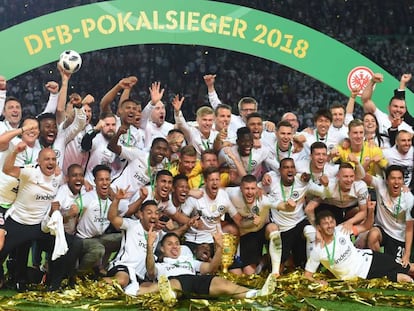 Los jugadores del Eintracht celebran con la copa.