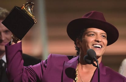 Bruno Mars recoge el premio a la grabación del año.