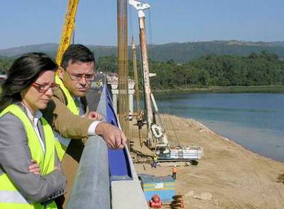 La conselleira de Política Territorial, María José Caride, durante la visita a las obras del Barbanza, ayer.