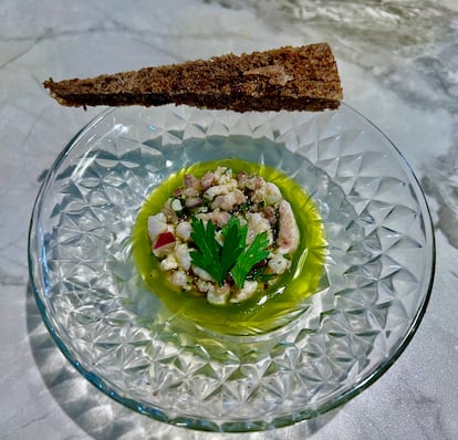 Tartar de carpa con vinagreta de ciruelas al estragón.