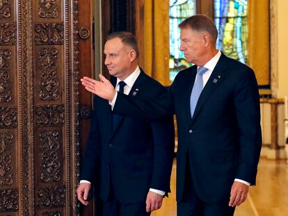 Los presidentes de Polonia y Rumania, Andrzej Duda (izquierda) y Klaus Iohannis, en una comparecencia este viernes en Bucarest.