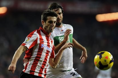 Susaeta pugna con Cisma por el balón