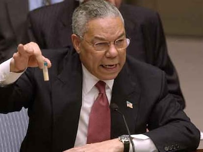Colin Powell exhibe en la ONU, en febrero de 2003, una supuesta muestra de antrax como evidencia de que Irak almacenaba armas de destrucción masiva.
