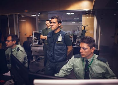 Tres operadores de la Guardia Civil reciben en tiempo real toda la informaci&oacute;n sobre las misiones del Cuerpo en todo el mundo en la Sala de Operaciones.