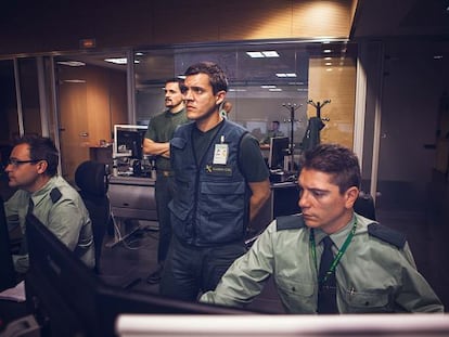 Tres operadores de la Guardia Civil reciben en tiempo real toda la informaci&oacute;n sobre las misiones del Cuerpo en todo el mundo en la Sala de Operaciones.