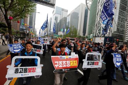 Miembros de la Confederación de Sindicatos (KCTU) protestan durante la manifestación convocada con motivo del Día del Trabajador en Seúl (Corea del Sur).